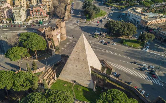 wat te doen in rome piramide van cestius